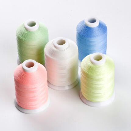 Fil à broder en polyester pour machines à broder informatiques