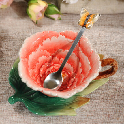 Tasses et soucoupes à thé en céramique décorées de motifs de plantes