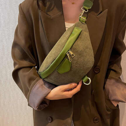 Les sacs banane en velours côtelé vont avec tout.