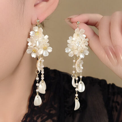 Boucles d'oreilles légères et luxueuses à pompons floraux