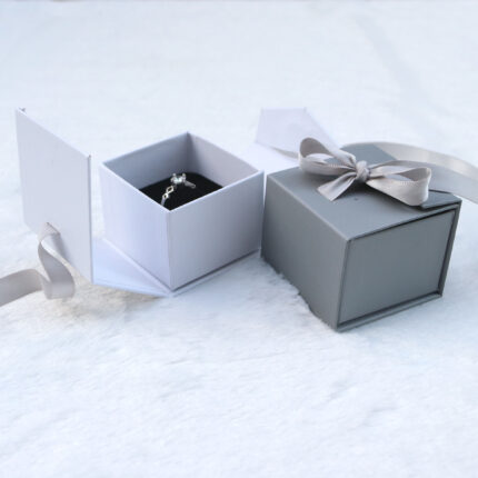 Boîtes à bijoux en papier gris et blanc avec ruban et nœud papillon