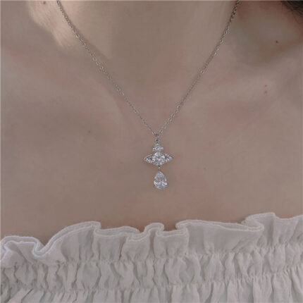 Collier Saturne luxe rempli de diamants