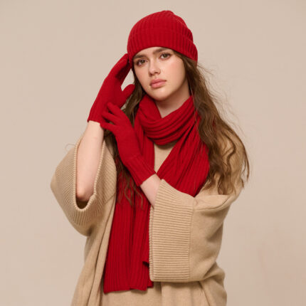 Ensemble trois pièces pour femme : écharpe, bonnet et gants en laine neuve
