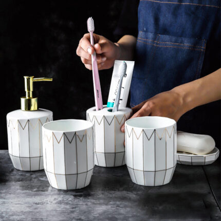 Ensemble de cinq pièces d'articles sanitaires en céramique avec fil d'or
