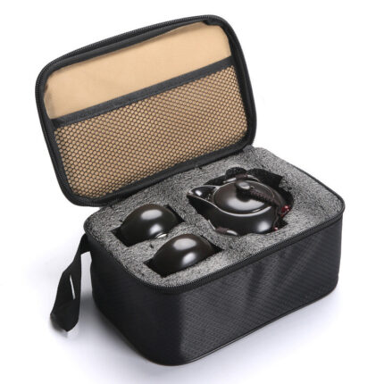Une théière et deux tasses, pochette de voyage noire