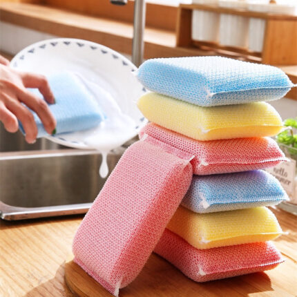 Éponge, brosse à vaisselle, ustensiles de cuisine